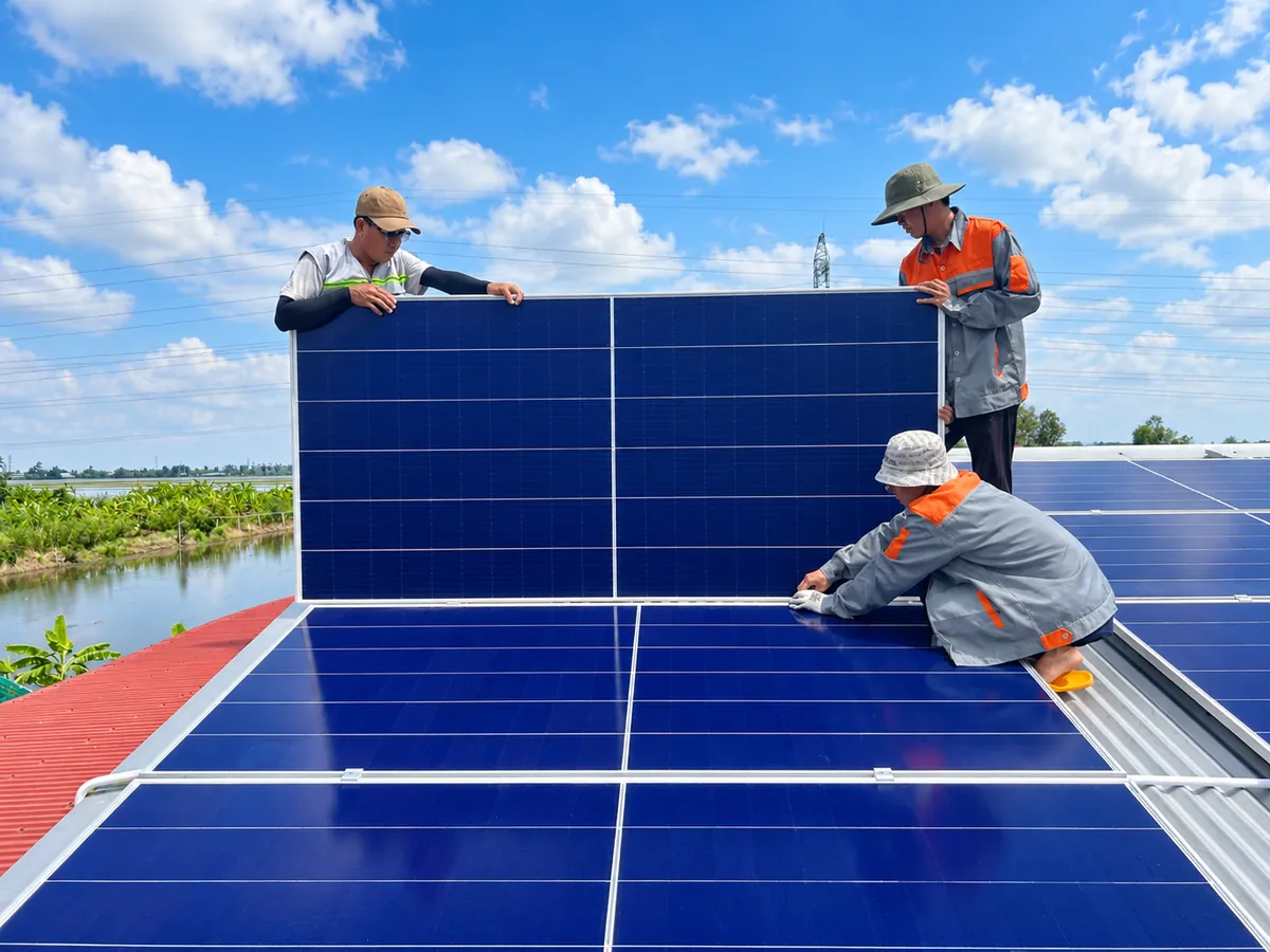 Đội ngũ Hồng Đức Solar thi công tấm pin